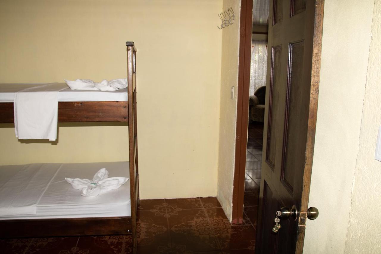 Apartamento The Corner House Tortuguero Exterior foto